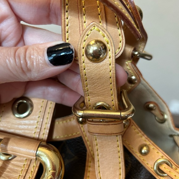 Louis Vuitton Theda monogram purse - Picture 5 of 10